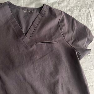 MANDALA ONE POCKET SCRUB TOP IN DARK GREY